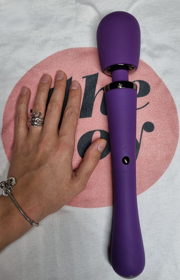 Lovehoney Desire wand compared to my hand