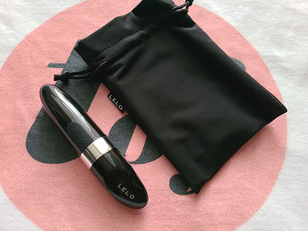 LELO Mia 2 next to its satin black pouch