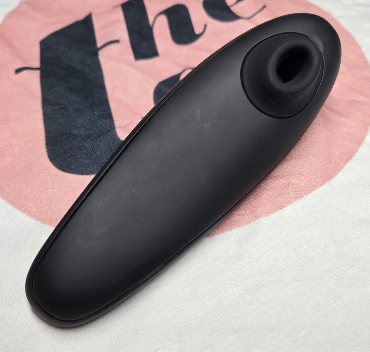  Top-down view of the Womanizer Classic 2’s nozzle area showing silicone depth and edge curvature. Used in testing to evaluate comfort and seal on various anatomy types.