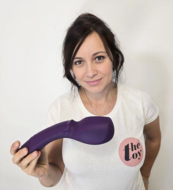 Amie reviewing We-Vibe Wand 2