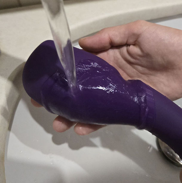 Picture of how to clean the We-Vibe Wand 2