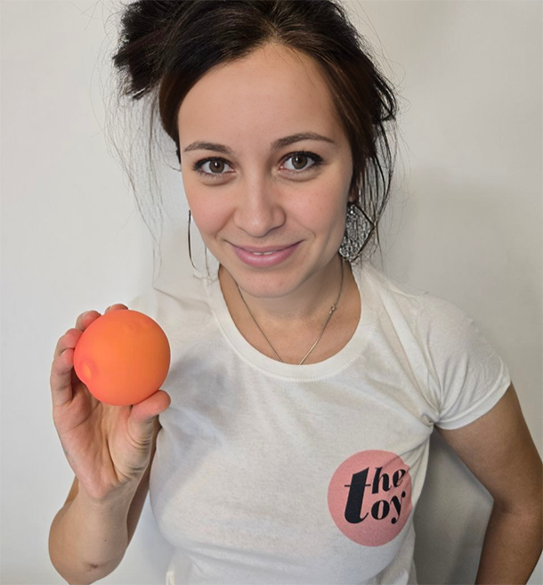 Amie testing Womanizer Peach Air Pulse Toy