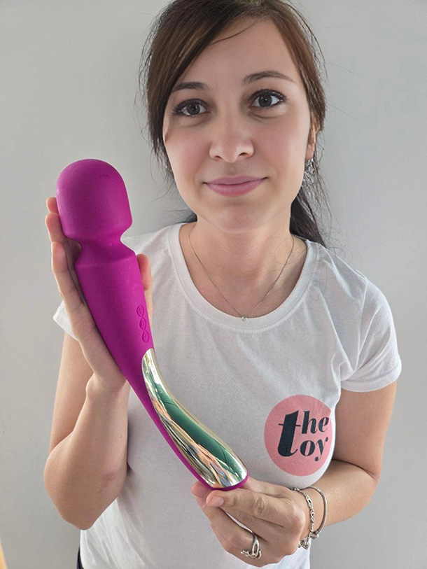 Amie Dawson demonstrating the LELO Smart Wand 2 holding it with both hands.