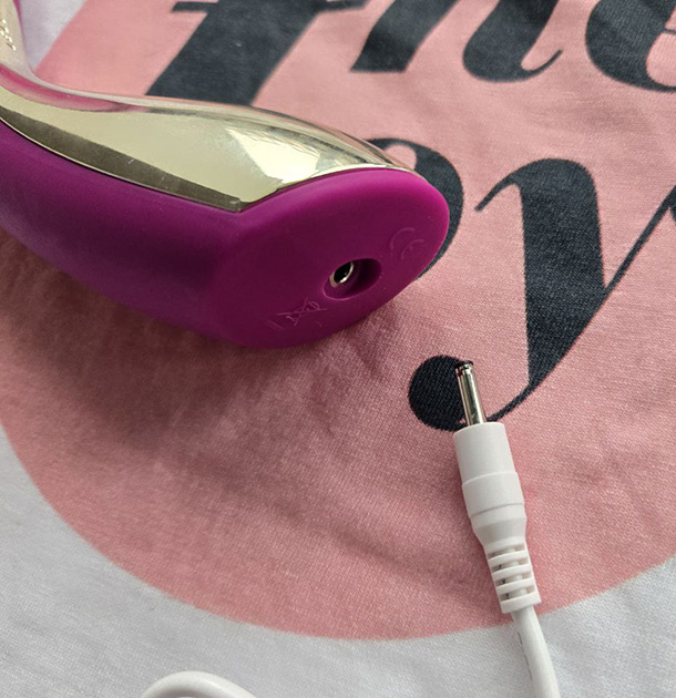 LELO Smart Wand 2 charging port and cable.