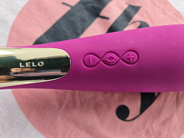 LELO Smart Wand 2 button controls ergonomics.