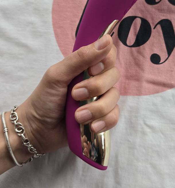 Two grip positions shown on the LELO Smart Wand 2 handle, illustrating that gripping at the curved center reduces hand vibration compared to holding at the base.