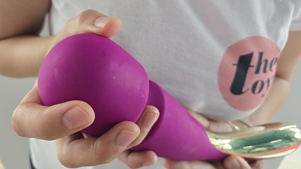 Amie holding LELO Smart Wand 2 to demonstrate the head next to a hand.