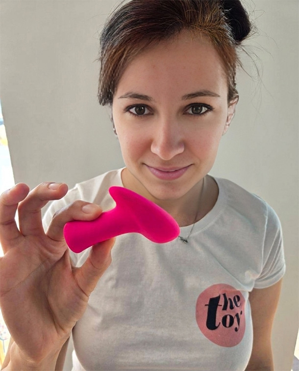Amie Dawson demonstrating Lovense Ambi bullet vibrator in one hand