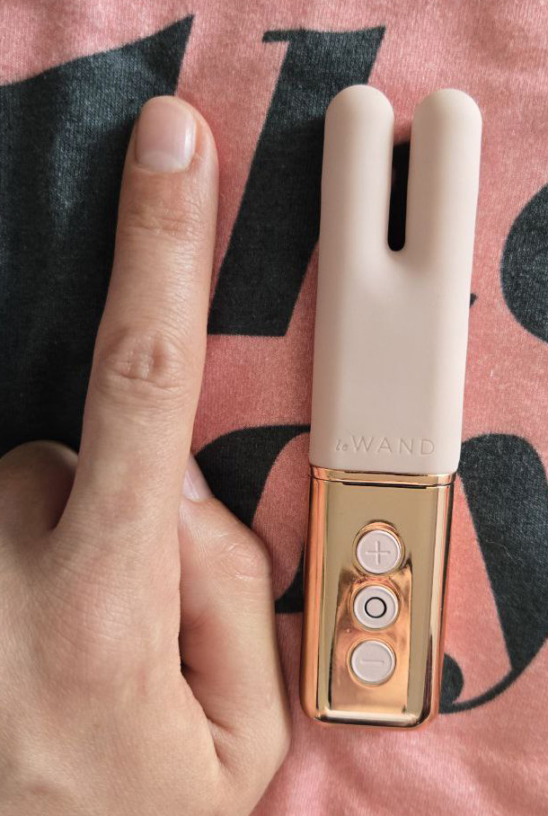Le Wand Deux compared to a female index finger