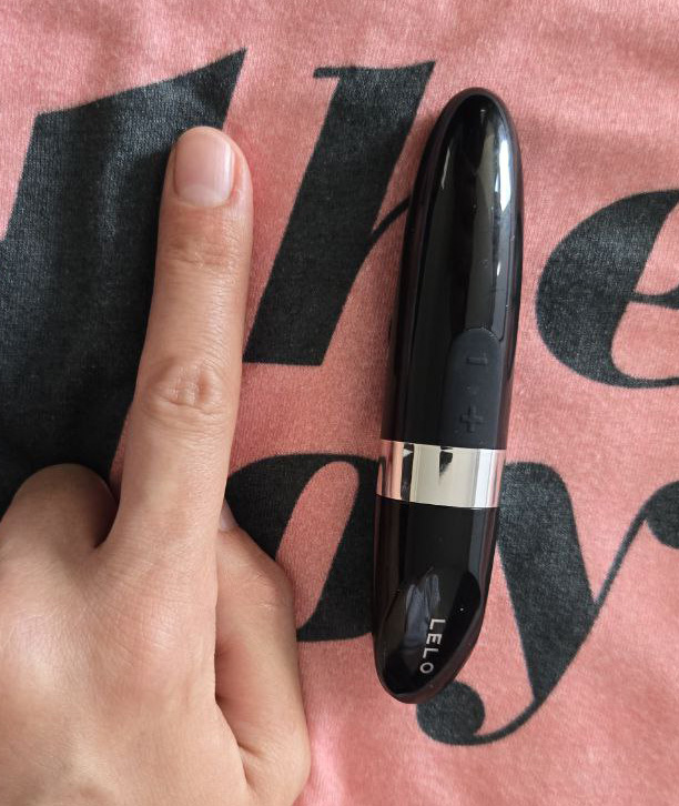 LELO Mia 2 rounded dome tip shown next to a fingertip for scale, illustrating the 0.80-inch contact width.