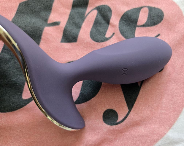 LELO Surfer 2 physical button demonstration.