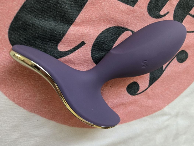 Side view of the LELO Surfer 2 highlighting its curved bulbous tip, smooth body-safe silicone surface, and distinctively long flat base