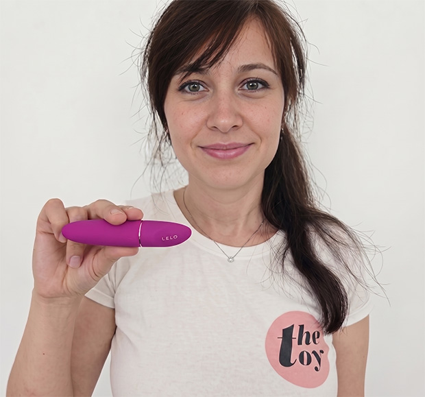 Amie Dawson demonstrating LELO Mia 3 in hand