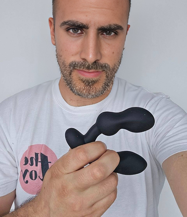 Michael Sampson demonstrating the Lovense Edge 2 in his hand.