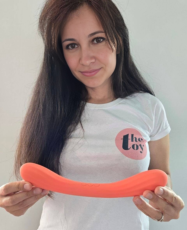 Amie Dawson Phd demonstrating the LELO Boomerang dual ended partner vibrator held between her hands