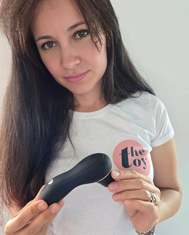 Amie Dawson PhD demonstrating the Lovehoney Thrill clit sucker in hand