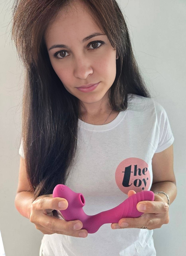 Amie Dawson PhD demonstrating the Lovehoney mon ami G-Spot and Clitoral Suction Stimulator. Body with the suction mouth in one hand and the G-spot internal arm in the other.