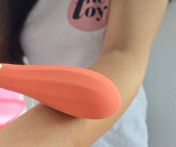 Amie demonstrating how the Lelo Boomerang vibrations feel on the skin
