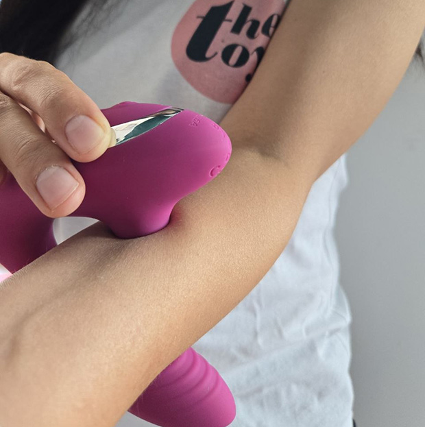 Amie demonstrating how Lovehoney Mon Ami Dual Stimulator feels on the skin and its seal