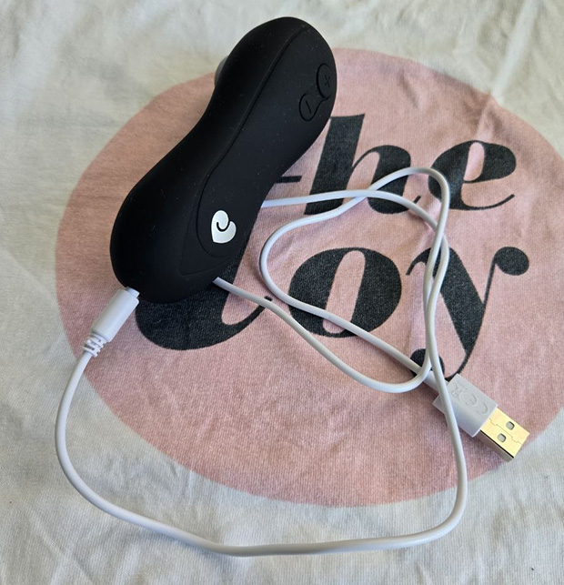 Lovehoney_Thrill_Clitoral_Suction_Stimulator-charger