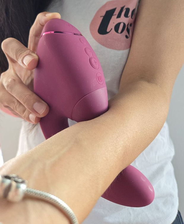 Amie demonstrating Womanizer Next Duo seal and how it feels on the skin and its G-spot arm