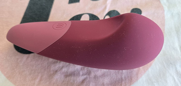 Detailed view of the Womanizer Vibe's hooked tip showing the raised Pleasure Edges and silicone texture designed to follow vulval contours.