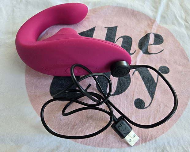 Womanizer Blend with its magnetic charger attached