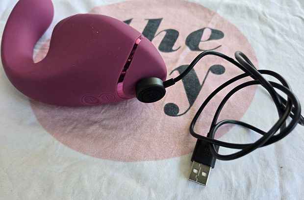 Womanizer Next Duo connected to its magnetic charger